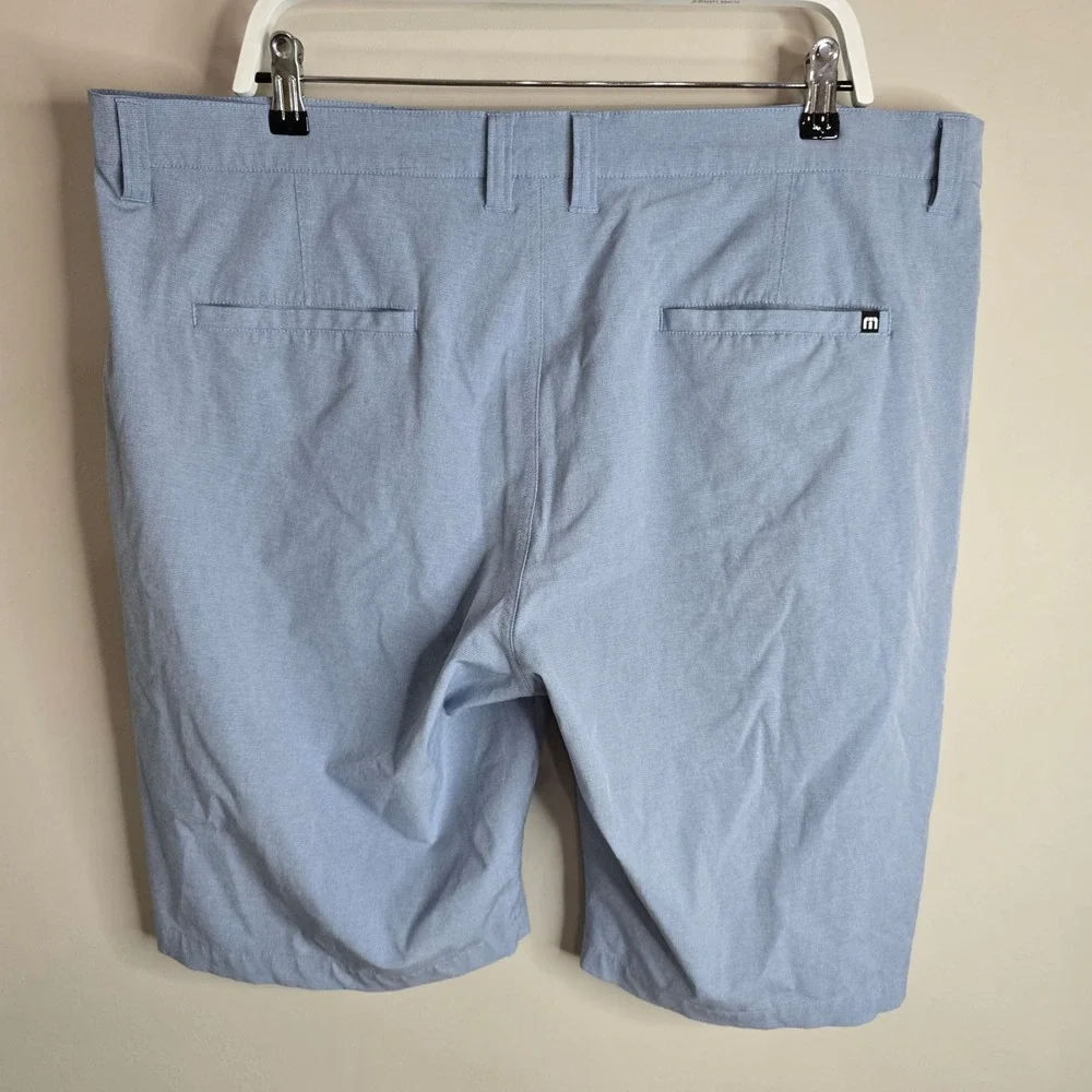 TravisMathew Mens Golf Shorts Light Blue Textured Stretch Size 40 Flat Front